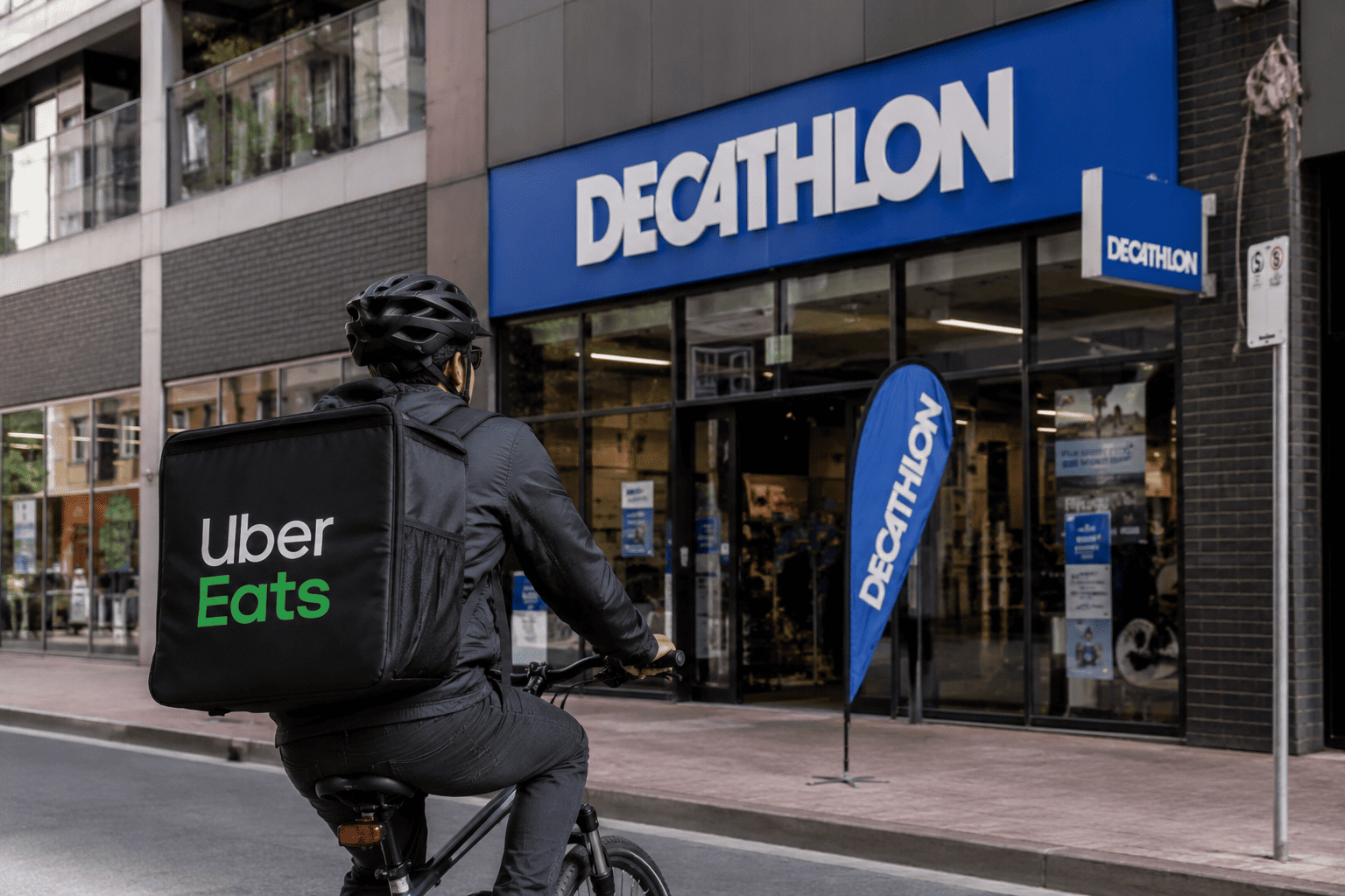 Australie : Decathlon lance la livraison express avec Uber Eats